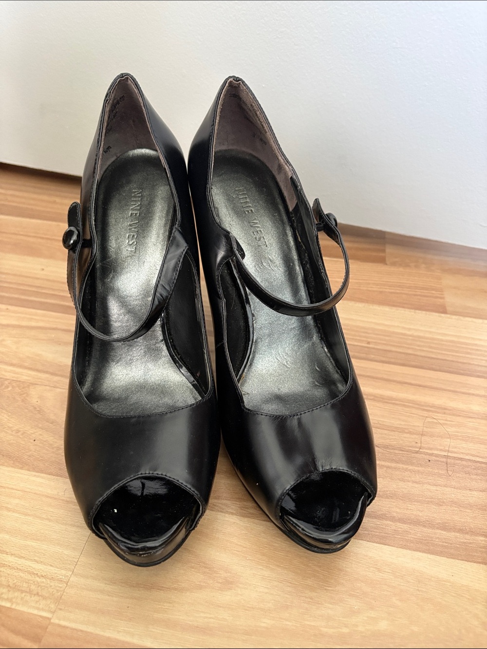 Nine West peep toe Mary Jane’s size 7